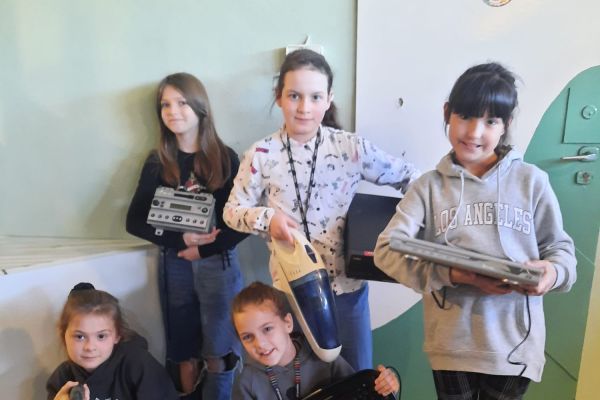 Dziewczynki pokazują elektrośmieci