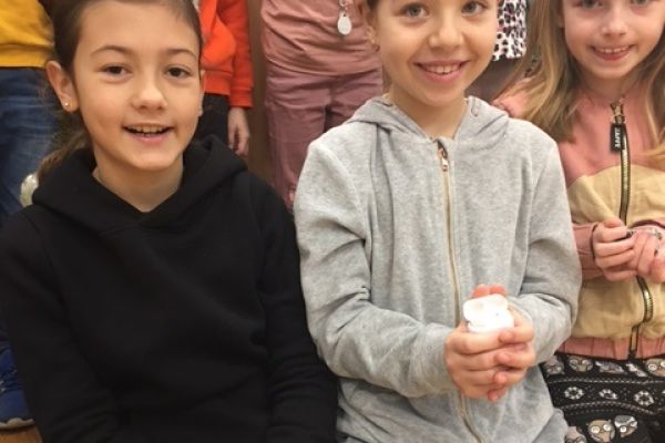 Dzieci prezentują elektrośmieci