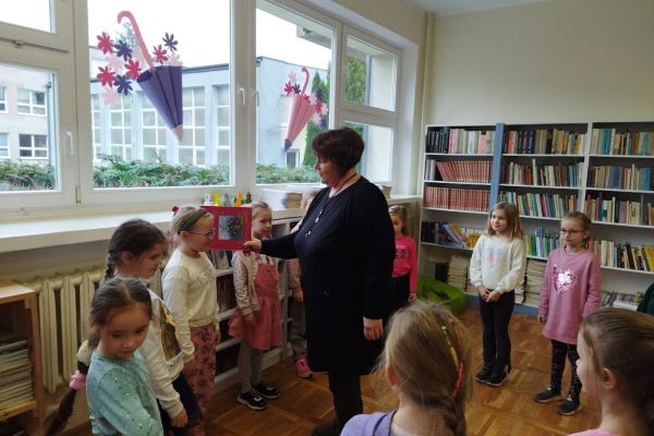 Pani Halina Hołowienko pasuje uczennicę na czytelnika 