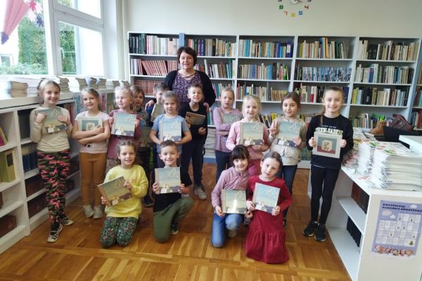 Uśmiechnięci uczniowie klasy 1a