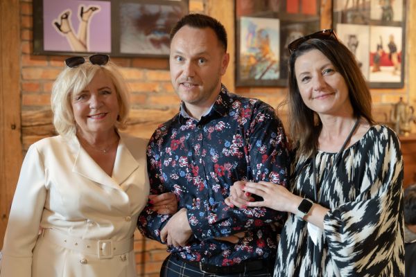 Organizatorki konkursy z witkacologiem dr. Przemysławem Pawlakiem