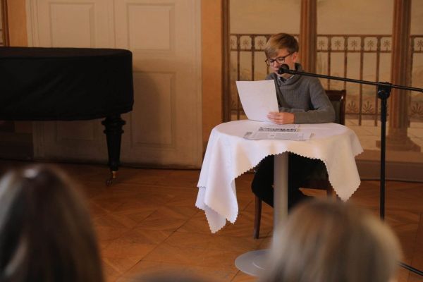 Gabryś odczytuje tekst kaszubski