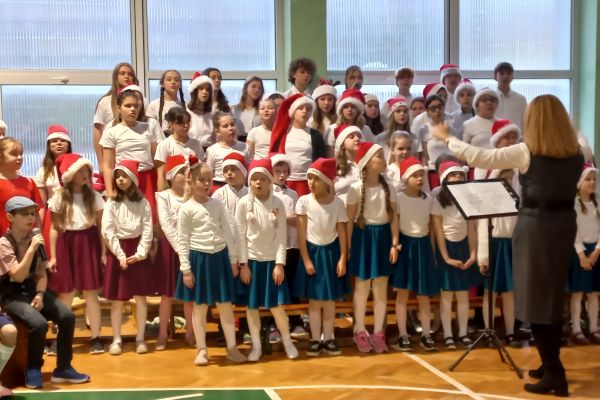  Lulajże Jezuniu w wykonaniu Urwisów i dzieci z koła muzycznego klas 1-3