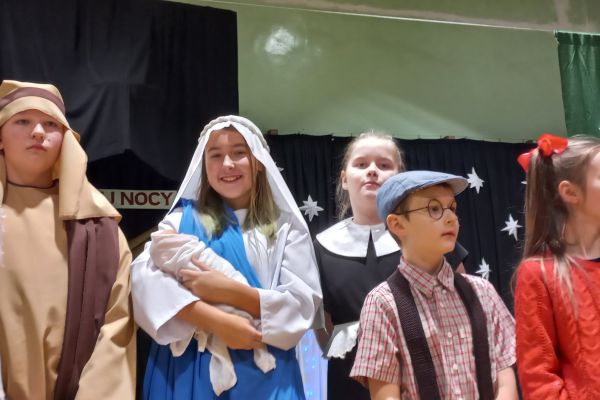 Szczęśliwa Maryja z Dzieciątkiem na ręku u boku św. Józefa oraz Pola Max i panna Lucy przed widownią...