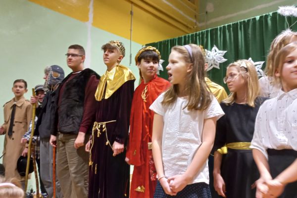 Gotowi do pokłonu przed publicznością królowie, gwiazda, pasterze, tancerze i wieszak...