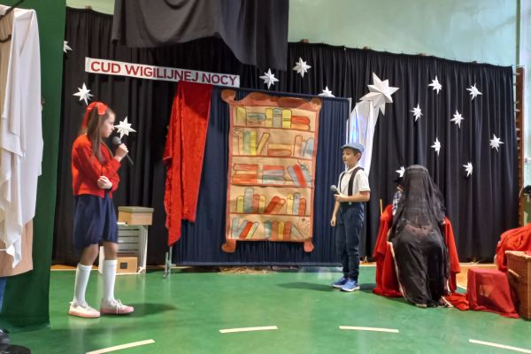 Pola i Max przyjechali do babci na Święta i przed wigilią bawią się w chowanego na strychu.