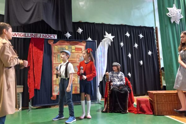 Meble ożyły i mówią ludzkim głosem, przybliżając dzieciom historię Narodzenia Jezusa...