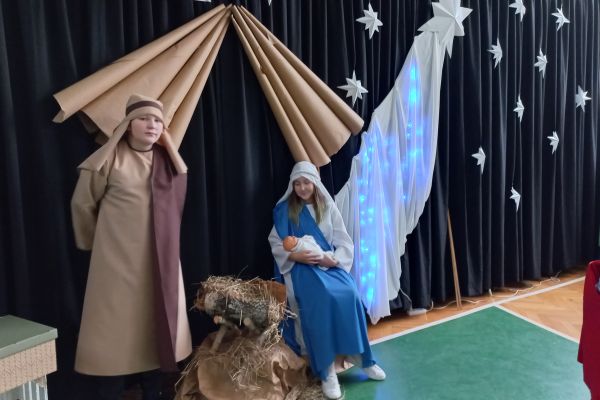 Maryja urodziła Dzieciątko w stajence i położyła w żłobie...