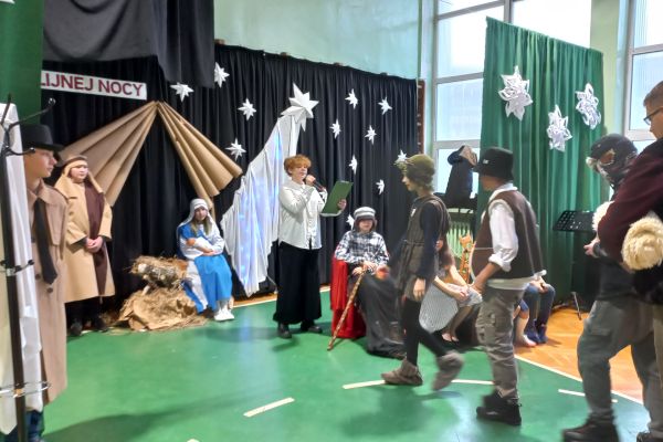  Pasterze idą z darami, by  pokłonić się  dary Dzieciątku...