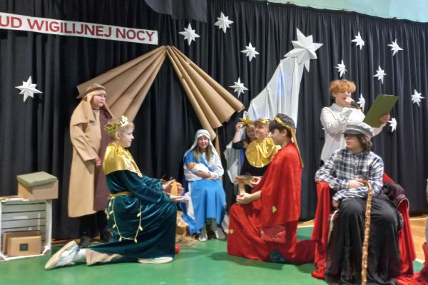 Korona przedstawia królów, których gwiazda zaprowadziła do Nowonarodzonego Mesjasza