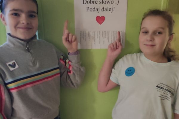 Dwie uśmiechnięte dziewczynki