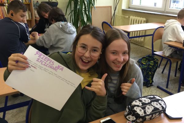 Dwie uśmiechnięte dziewczynki