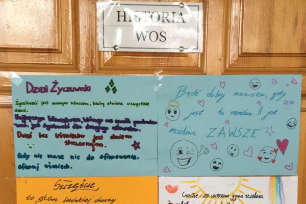 Kolorowe plakaty na drzwiach klasowych na temat życzliwości 