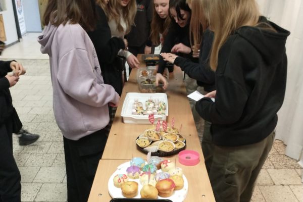 Kiermasz słodkości w klasach starszych