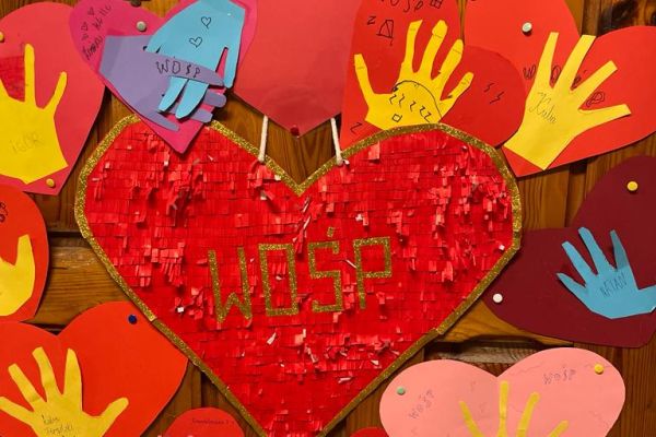 Serce i plakat wykonany przez uczniów
