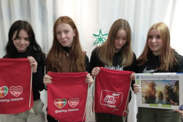 Uczennice kwestujące przy kiermaszu