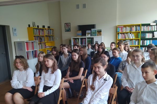 Uczniowie klas siódmych i ósmych słuchają opowieści Pani Agaty Bartoszek