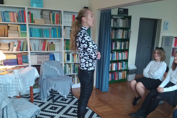 Pani Agata  Bartoszek wspomina swoje dzieciństwo i opowiada, jak została poetką i pisarką