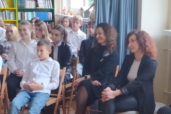 Uczniowie klas siódmych i ósmych oraz Pani Dyrektor Marzena Wolska i Pani Wicedyrektor Maria Nowak słuchają opowieści Pani Agaty Bartoszek