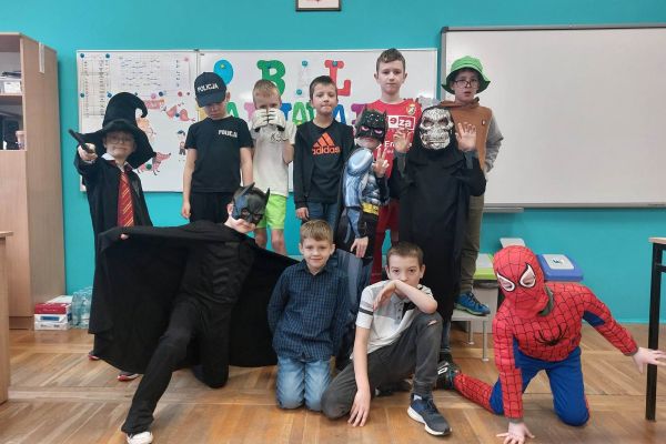Chłopcy z 2b w strojach karnawałowych