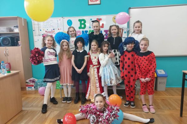 Dziewczynki z 2b w strojach karnawałowych