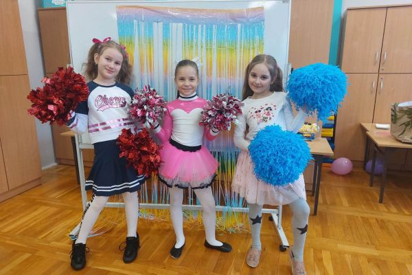 Dziewczynki z 2b przebrane za cheerleaderki