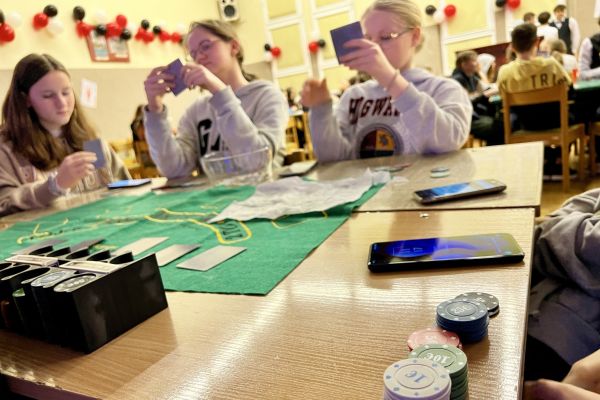 Uczennice kl. 7a przy stole do pokera