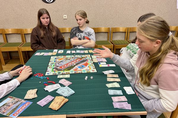 Uczennice klasy 7b podczas gry w Monopol