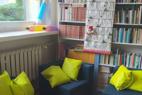 Kącik czytelniczy w małej szkole 1 - meble zakupione w ramach NPRCz