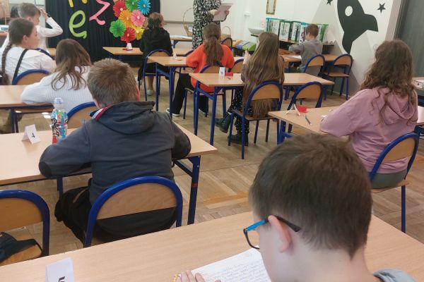 Uczniowie podczas pisania dyktanda