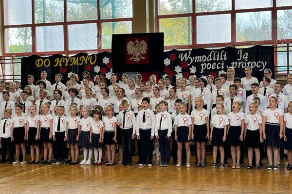 Uczniowie podczas konkursu Do HYMNU