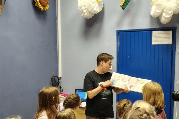 Klasa 2c na warsztatach w bibliotece