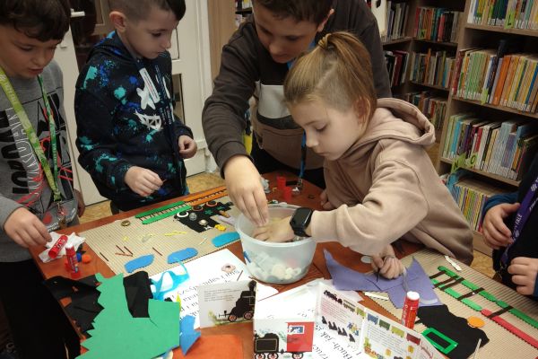 Klasa 2c na warsztatach w bibliotece