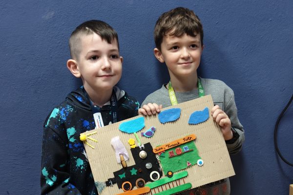 Klasa 2c na warsztatach w bibliotece