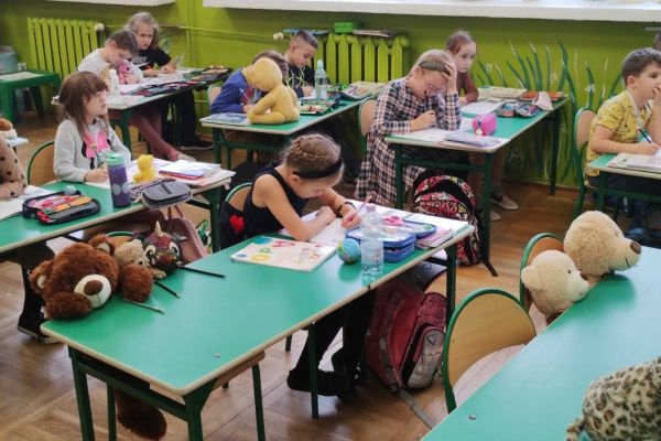 Misie w ławce z uczniami 1b