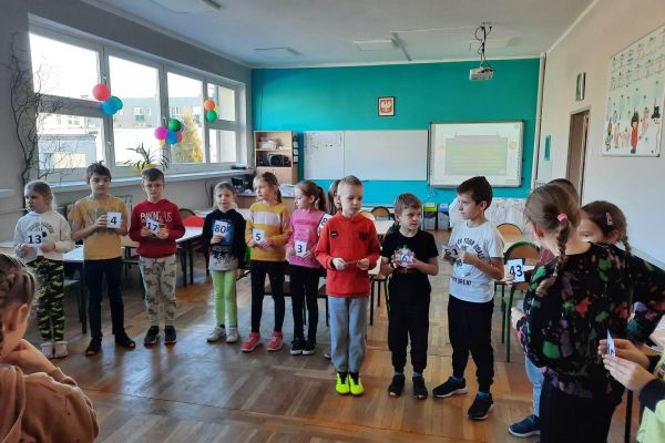 Dzieci układają działania z liczb