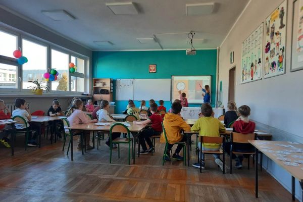 Dzieci wykonują zadania matematyczne