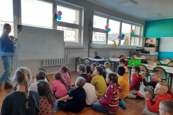 Dzieci z 2b dzielą klasę na grupy