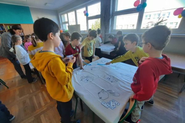 Dzieci z 2b grają w muchę matematyczną