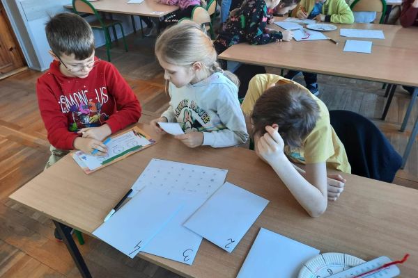 Dzieci z 2b rozwiązują zadanie matematyczne