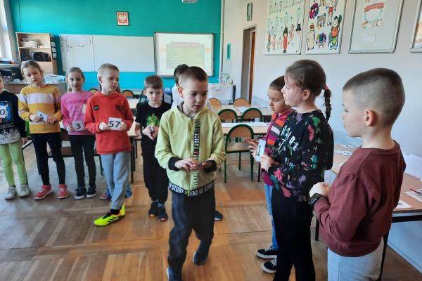 Dzieci z 2b układają działania z liczb