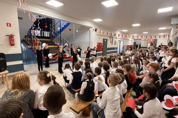 Koncert patriotyczny w młodszych klasach