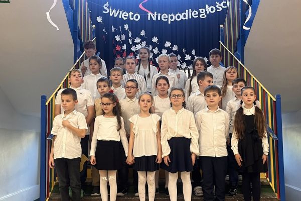Koncert patriotyczny w młodszych klasach