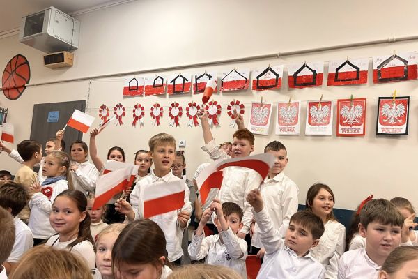 Koncert patriotyczny w młodszych klasach