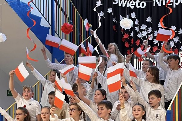 Koncert patriotyczny w młodszych klasach