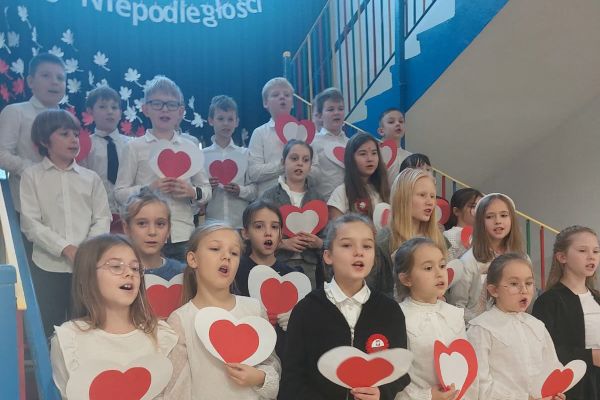 Koncert patriotyczny w młodszych klasach