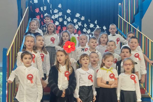 Koncert patriotyczny w młodszych klasach