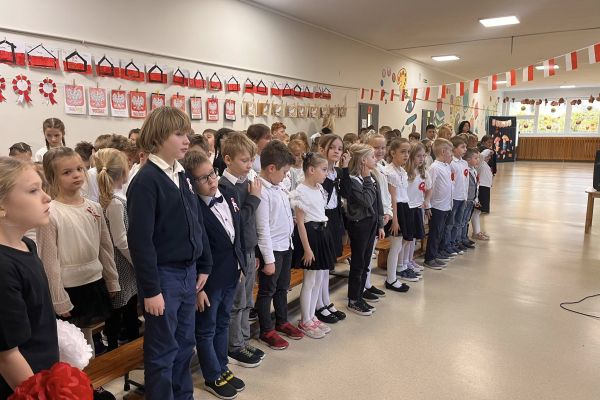Koncert patriotyczny w młodszych klasach