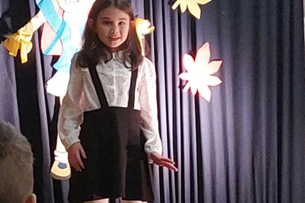 Sofija recytuje wiersz Spóźniony słowik