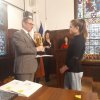 Uczennica_odbiera_nagrode